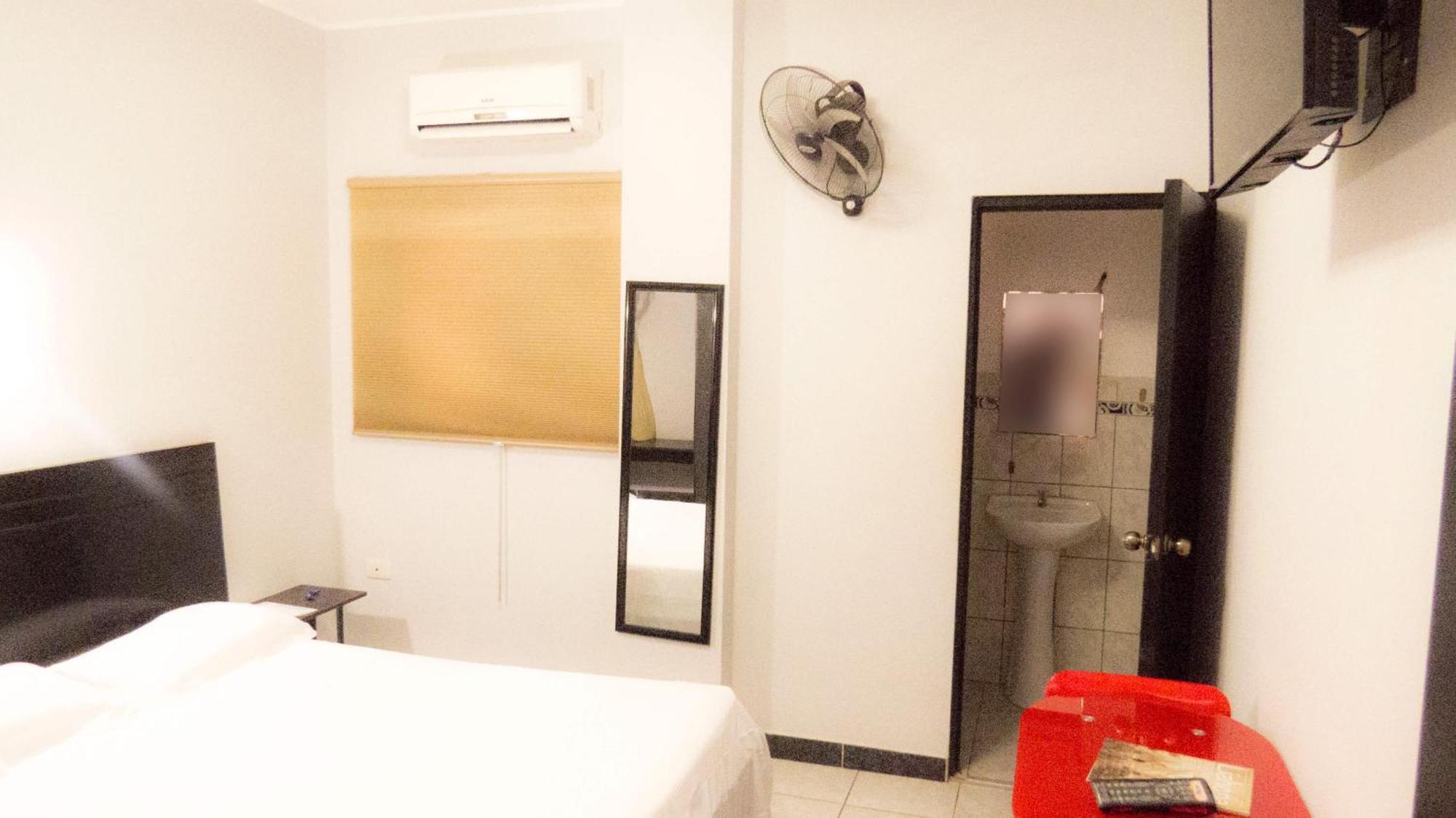 Jer'S Hostal Tumbes Buitenkant foto