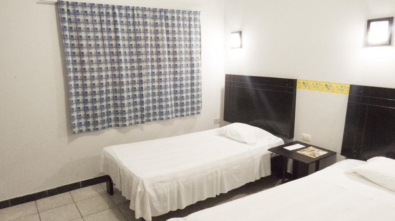 Jer'S Hostal Tumbes Buitenkant foto