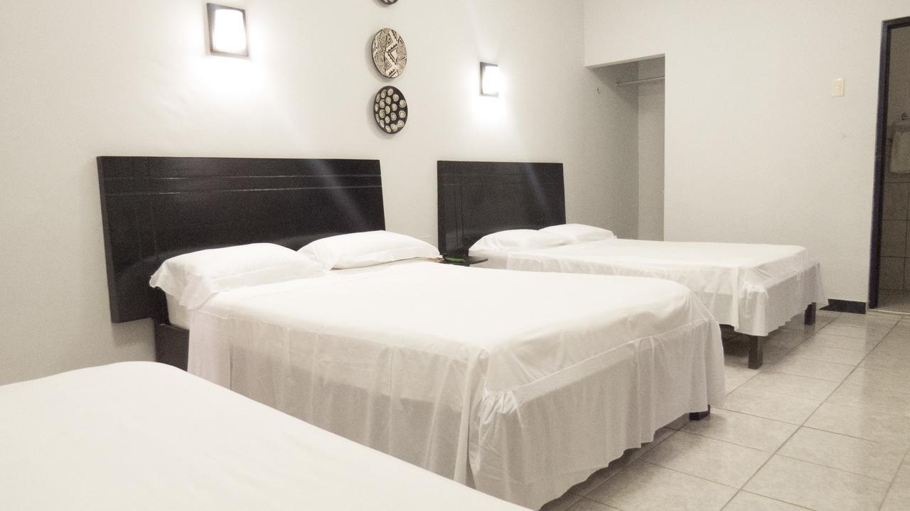 Jer'S Hostal Tumbes Buitenkant foto