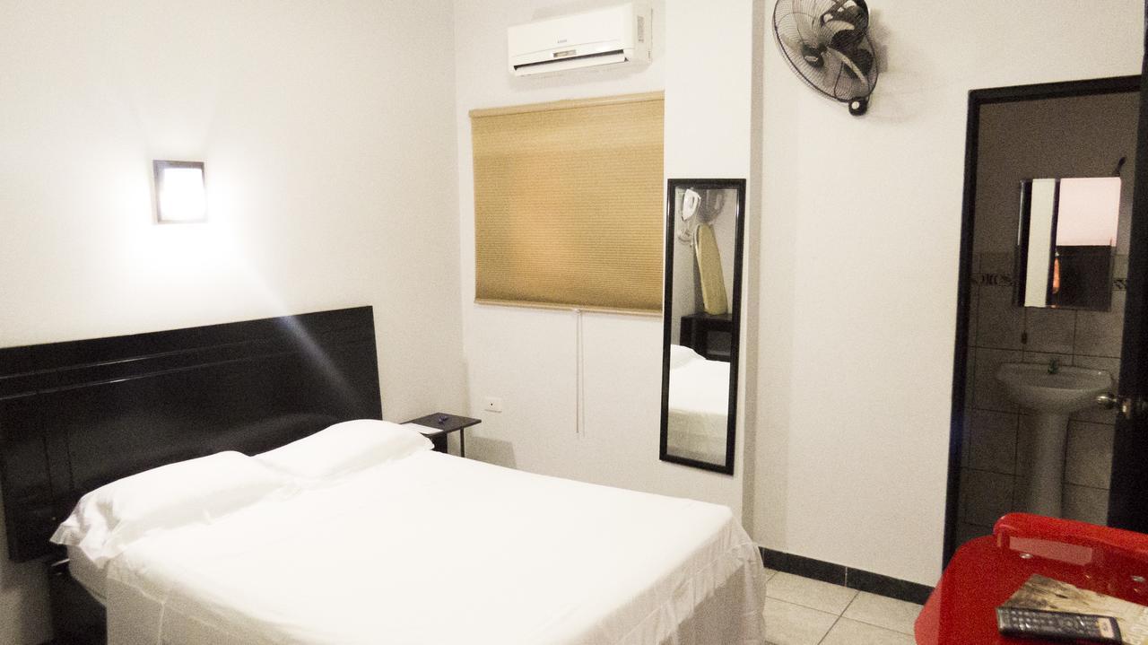 Jer'S Hostal Tumbes Buitenkant foto