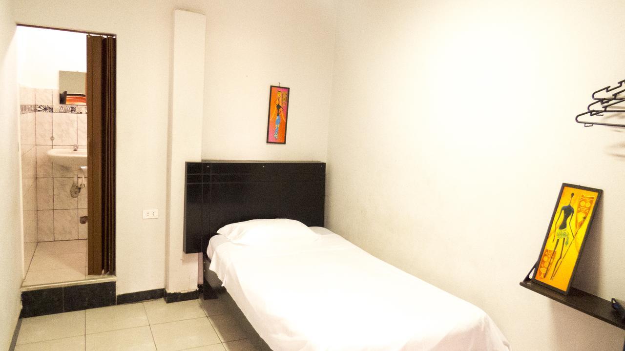 Jer'S Hostal Tumbes Buitenkant foto