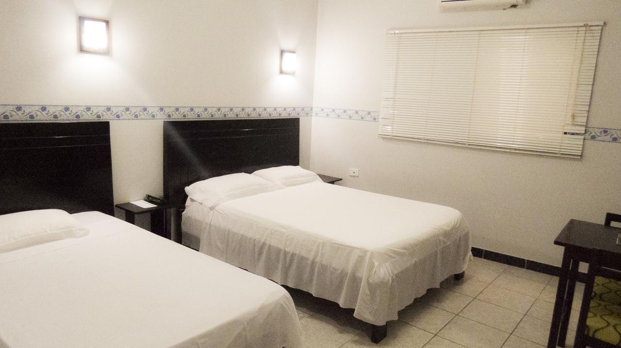 Jer'S Hostal Tumbes Buitenkant foto
