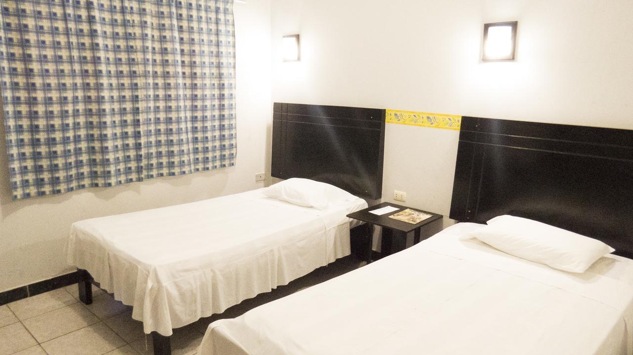 Jer'S Hostal Tumbes Buitenkant foto
