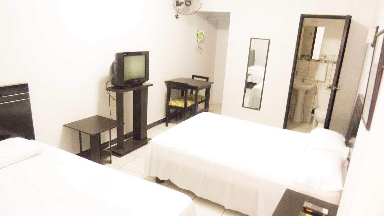 Jer'S Hostal Tumbes Buitenkant foto