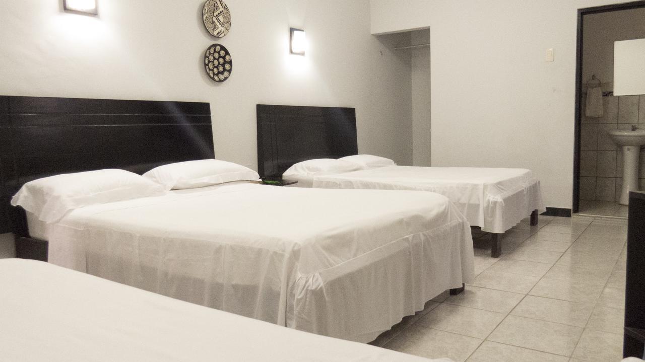 Jer'S Hostal Tumbes Buitenkant foto