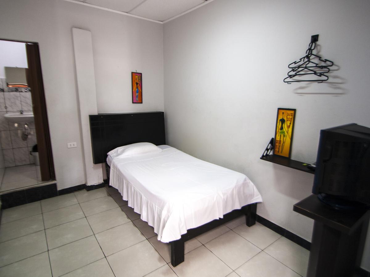 Jer'S Hostal Tumbes Buitenkant foto