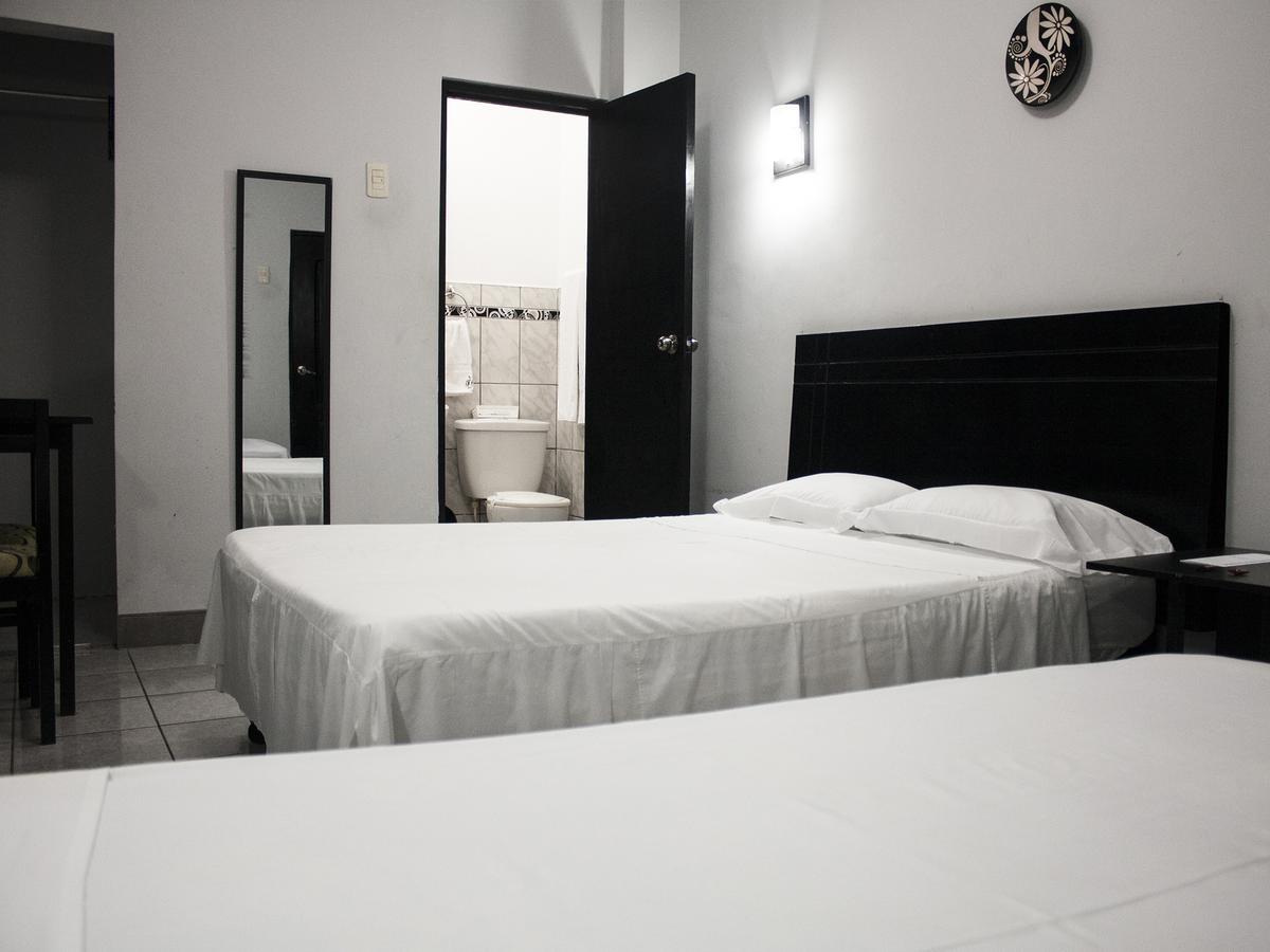 Jer'S Hostal Tumbes Buitenkant foto