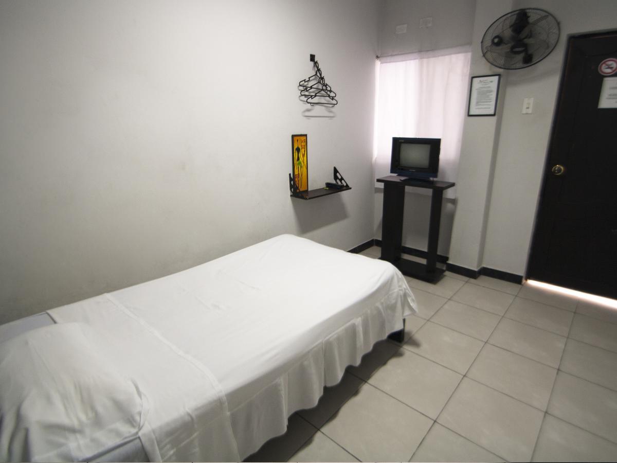 Jer'S Hostal Tumbes Buitenkant foto